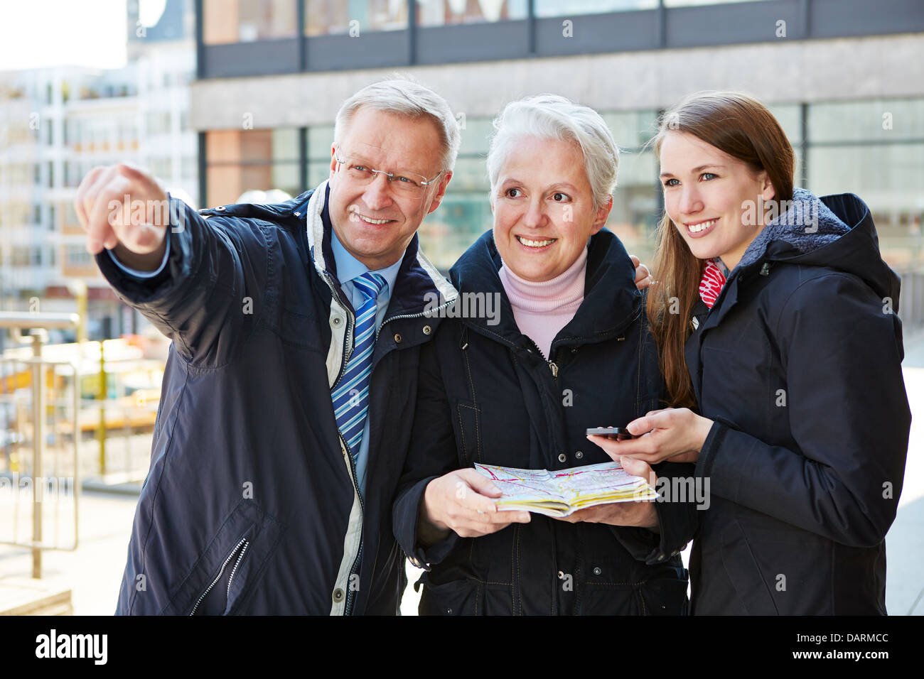 Famille avec une carte de visite sur sur un voyage de ville Banque D'Images