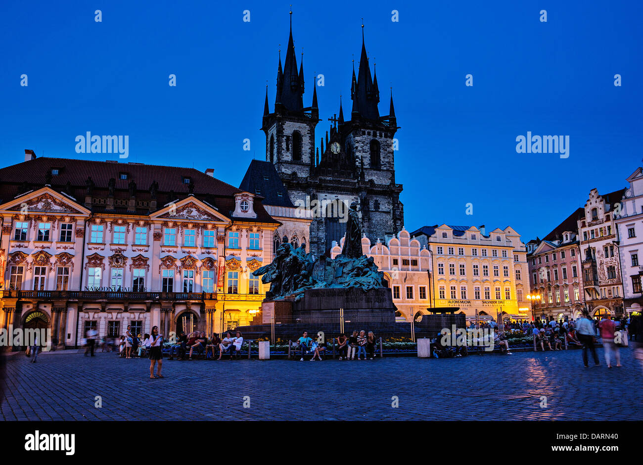 Prague, Old Town Square, soir, Jan Hus monument, l'église de Tyn Banque D'Images