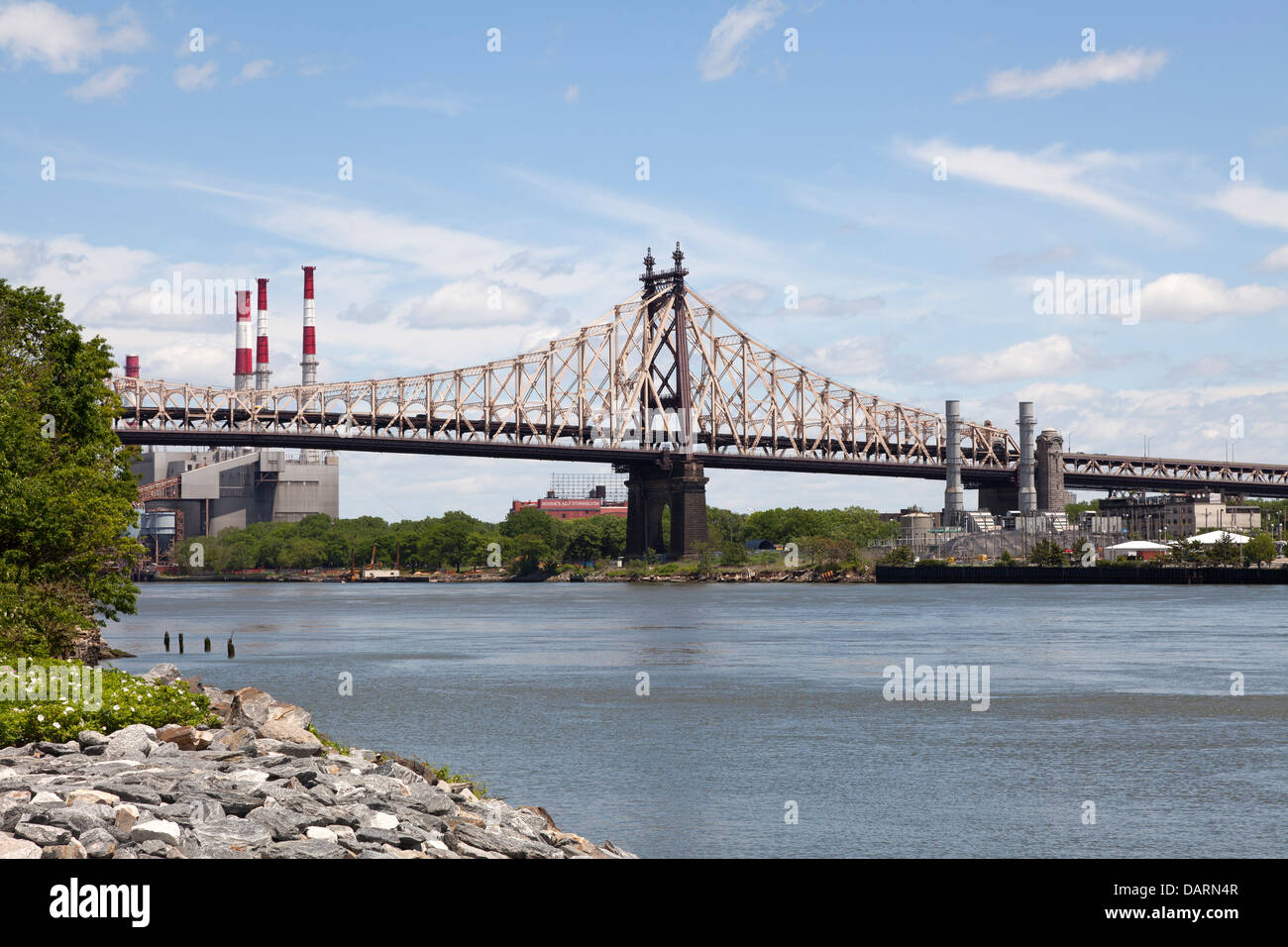 Le Queensboro Bridge et East River vu de Roosevelt Island à New York City Banque D'Images