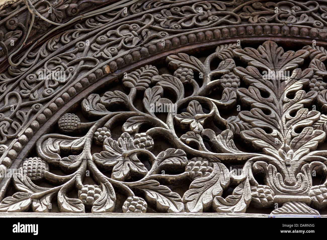 L'Afrique, Tanzanie, Zanzibar, Stone Town. Gros plan de ville traditionnelle en pierre sculpture en bois au-dessus de la porte. Banque D'Images