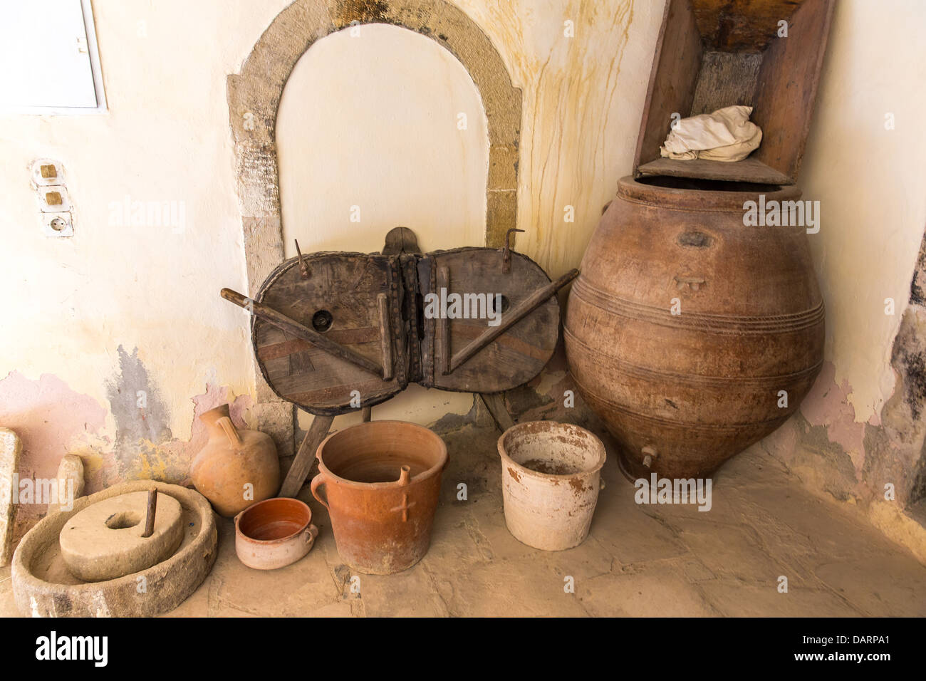 Musée avec des objets de poterie de la Grèce antique et de l'argile  (pichet, pot, vase) dans la vallée de la Messara monastère en Crète, Grèce  Photo Stock - Alamy