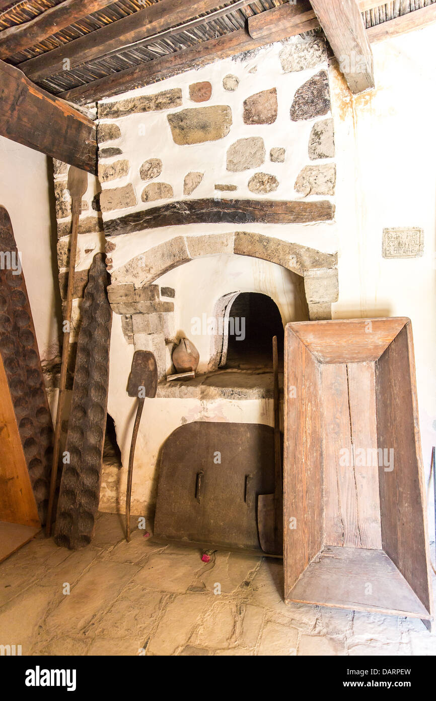 Four-fer forgé et la céramique en musée avec des objets de poterie de la Grèce antique et de l'argile en monastère dans la vallée de la Messara Crete Banque D'Images