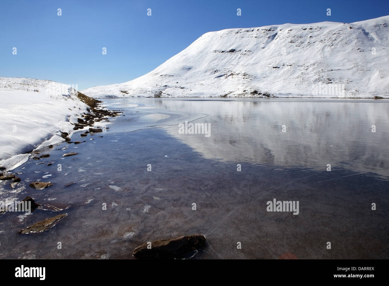 Llyn y Fan Fawr dans la neige, la Montagne Noire, dans l'ouest de Brecon Beacons. Banque D'Images