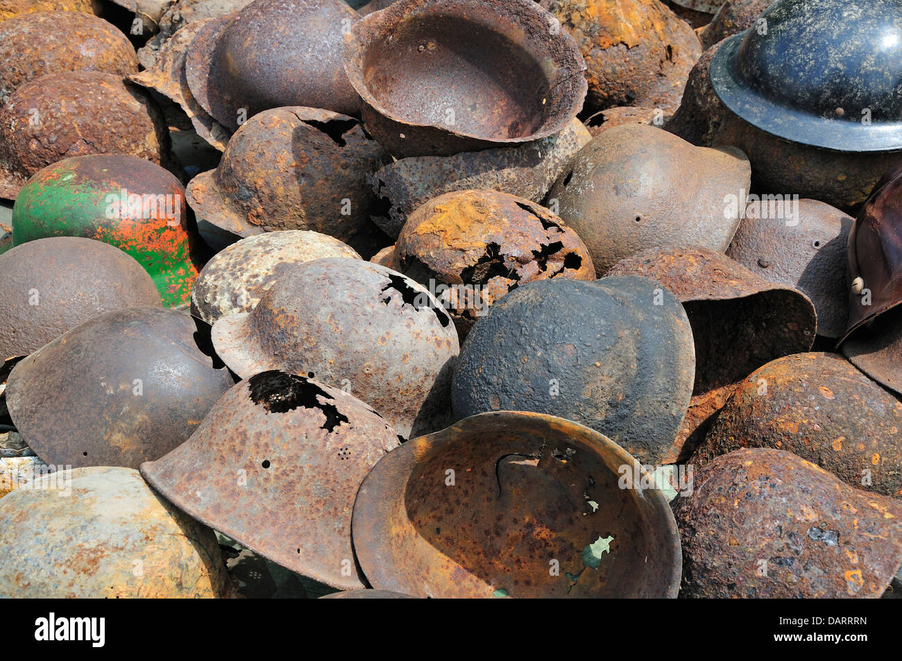 Old rusty casques d'acier allemand dans une pile. Reprise de la guerre et de la paix, juillet 2013. Hippodrome de Folkestone, Kent, Angleterre, Royaume-Uni. Banque D'Images