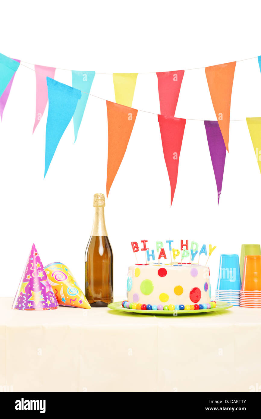 Bouteille De Vin Mousseux Verres En Plastique Chapeaux De Fete Et Anniversaire Gateau Sur Une Table Photo Stock Alamy