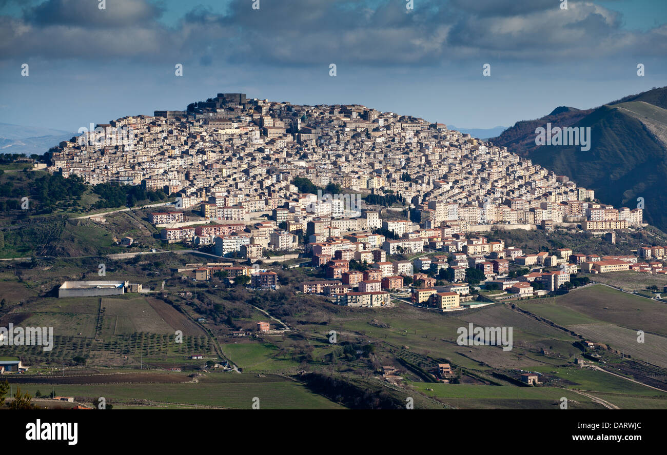 La ville de montagne de Gangi Madonie sur la montagne dans la province de Palerme, en Sicile. Banque D'Images