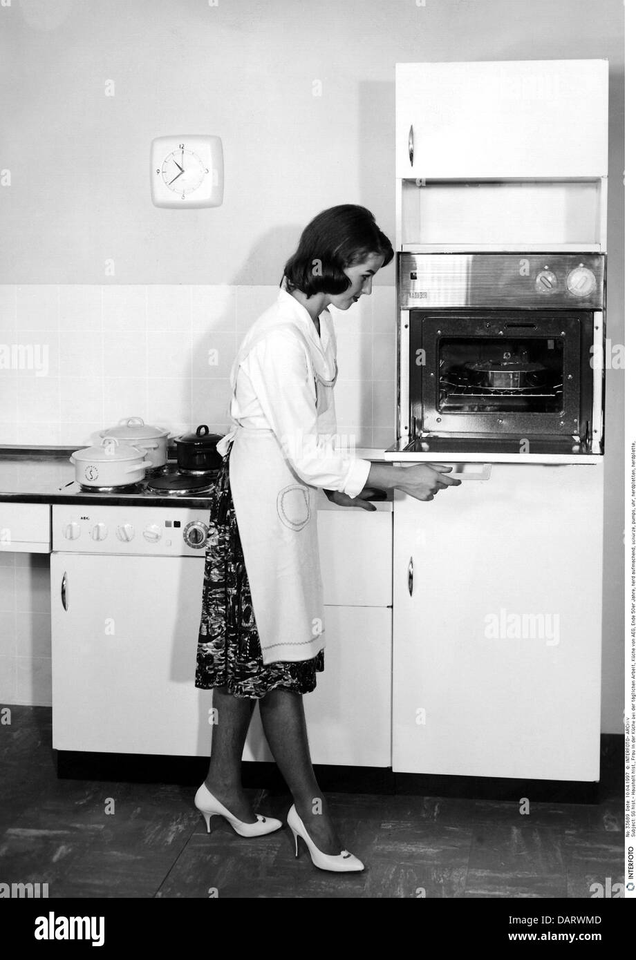 Maison, cuisine et ustensiles de cuisine, femme au foyer pendant son travail quotidien dans la cuisine AEG, fin des années 1950, , droits supplémentaires-Clearences-non disponible Banque D'Images