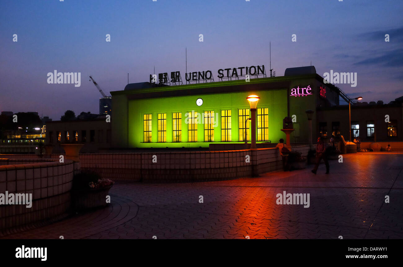 La Gare de Ueno dans la soirée Banque D'Images