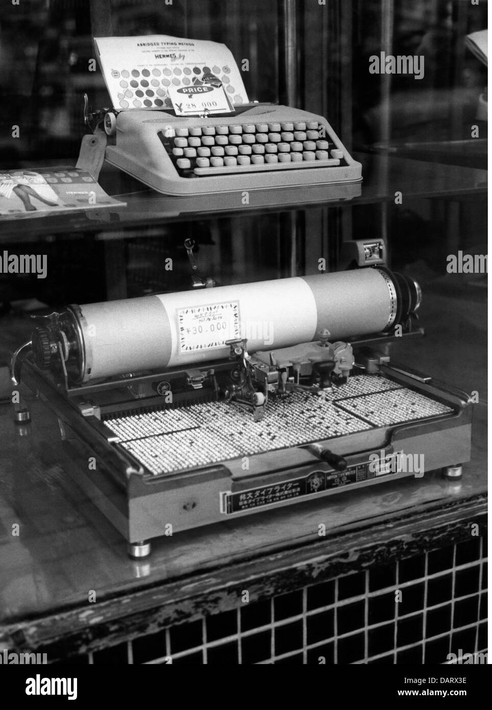 bureau, matériel de bureau, machine à écrire, vitrine avec machine à écrire européenne et japonaise, Japon, 30.8.1960, droits additionnels-Clearences-non disponible Banque D'Images
