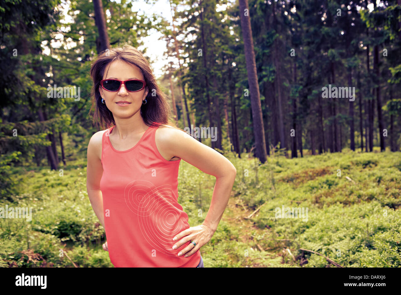 Young woman jogging dans une forêt Banque D'Images