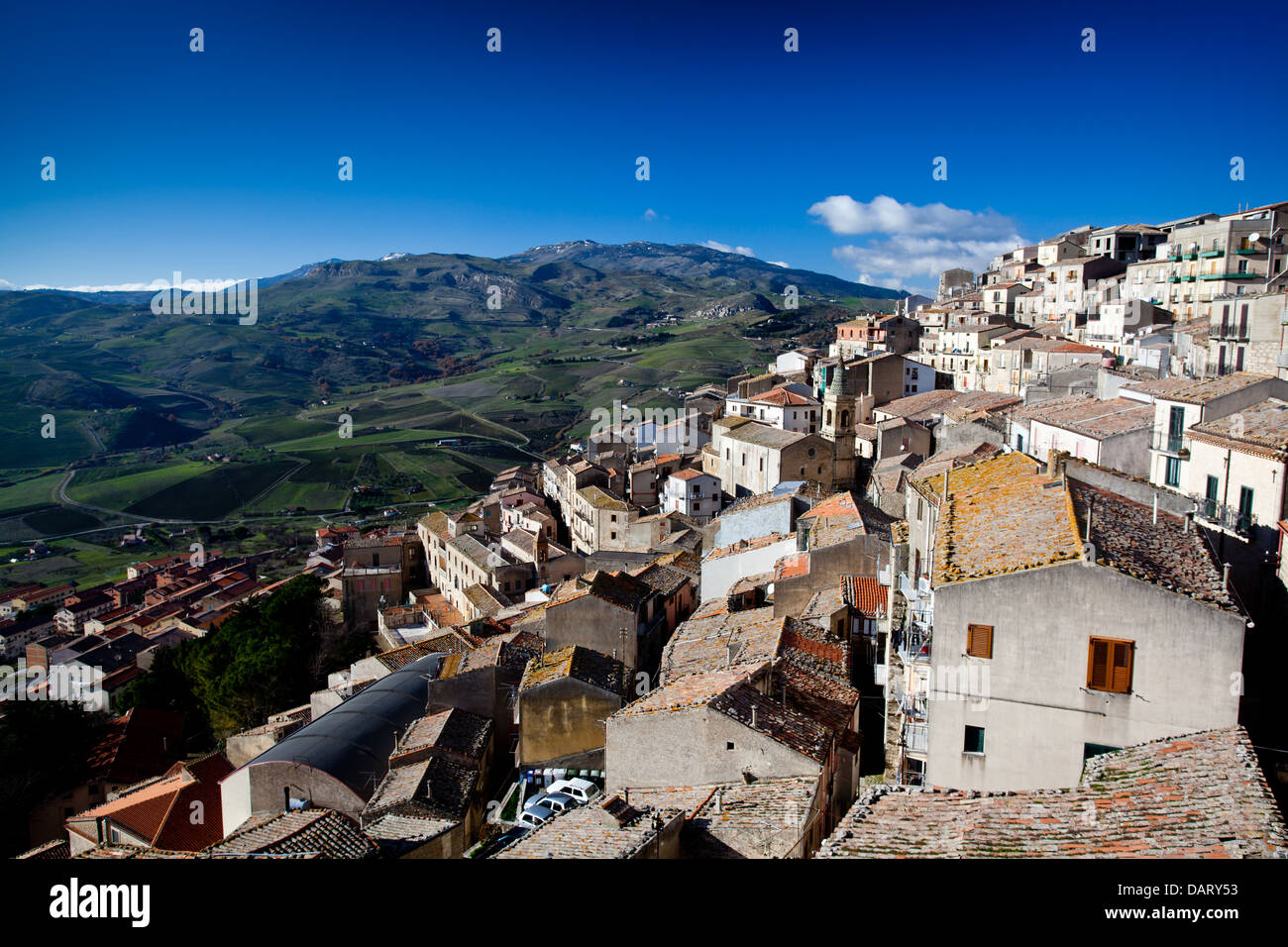 La ville de montagne de Gangi Madonie sur la montagne dans la province de Palerme, en Sicile. Banque D'Images