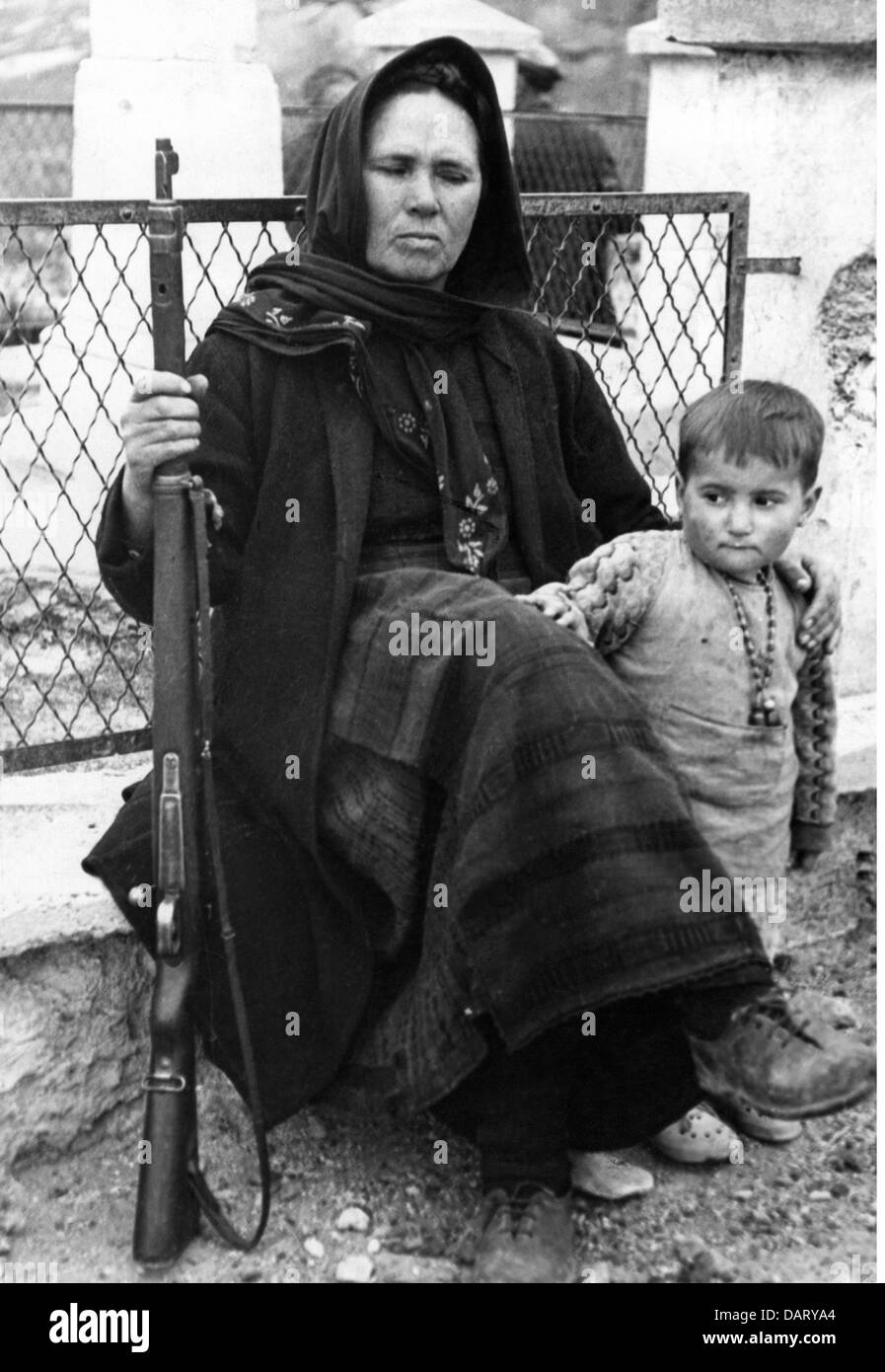 Géographie / Voyage, Grèce, peuple, veuve d'un soldat avec le fusil dans la frontière, vers 1950, droits additionnels-Clearences-non disponible Banque D'Images