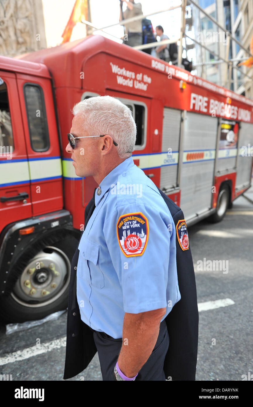 Le Monument, Londres, Royaume-Uni. 18 juillet 2013. Membre du New York Fire Department à la marche de protestation contre les coupures dans les services. Crédit : Matthieu Chattle/Alamy Live News Banque D'Images