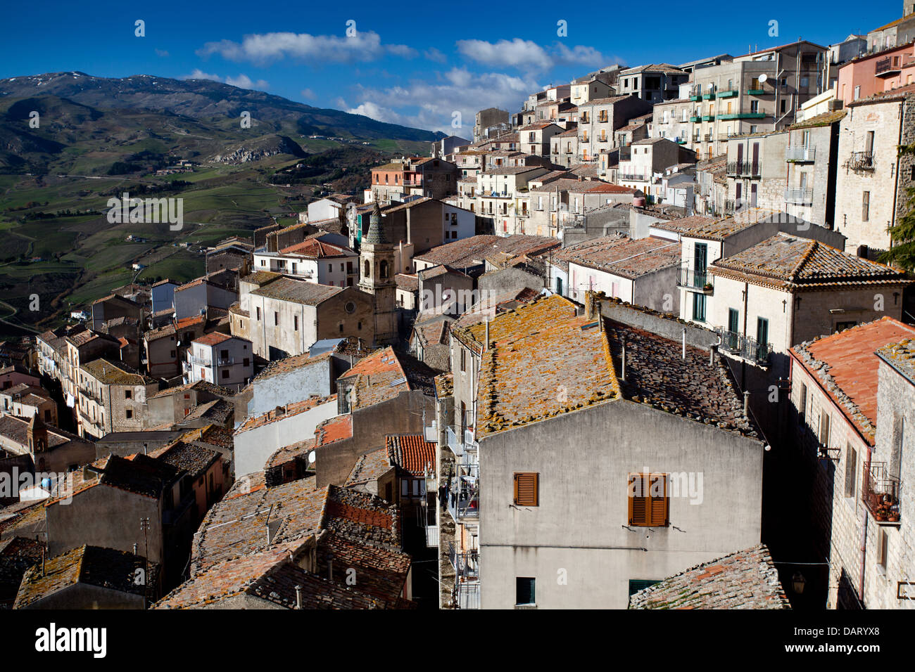 La ville de montagne de Gangi Madonie sur la montagne dans la province de Palerme, en Sicile. Banque D'Images