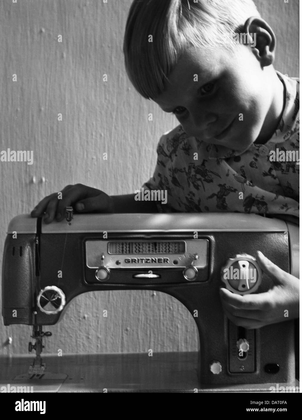 Machines à coudre, à coudre et à coudre, machine à coudre avec échelle pour les stiles de couture ornementales, fabriqué par: Gritzner-Kayser AG, 1957, droits additionnels-Clearences-non disponible Banque D'Images