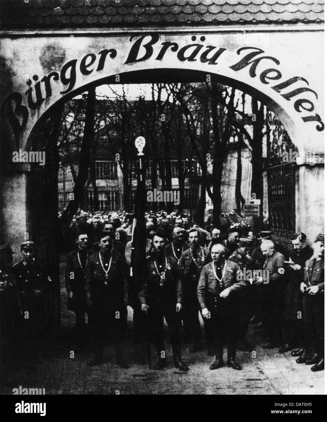 Nazaisme / National socialisme,événement,répétition de la marche à Feldherrnhalle,bannière avec le Blutfahne(drapeau du sang)à l'entrée du Buergerbraeukeller,Munich,9.11.1935,standard-Jakob Grimminger,gauche: Lord Mayor Karl Fiehler,droite: Max Amann,politique,Pugerbraeukeller,drapeau,1923,Reergman,drapeau,19th,19th,19th,19th,19th,19th,Reergans,Reergman,19th,19th,19th,19th,19th,Hinders,19th,Hinders,19th,19th,19th,hinders,hinders,hinders,Hits,hinders,Hautels,Hautels,Hautels,Hautels,Hautels Banque D'Images