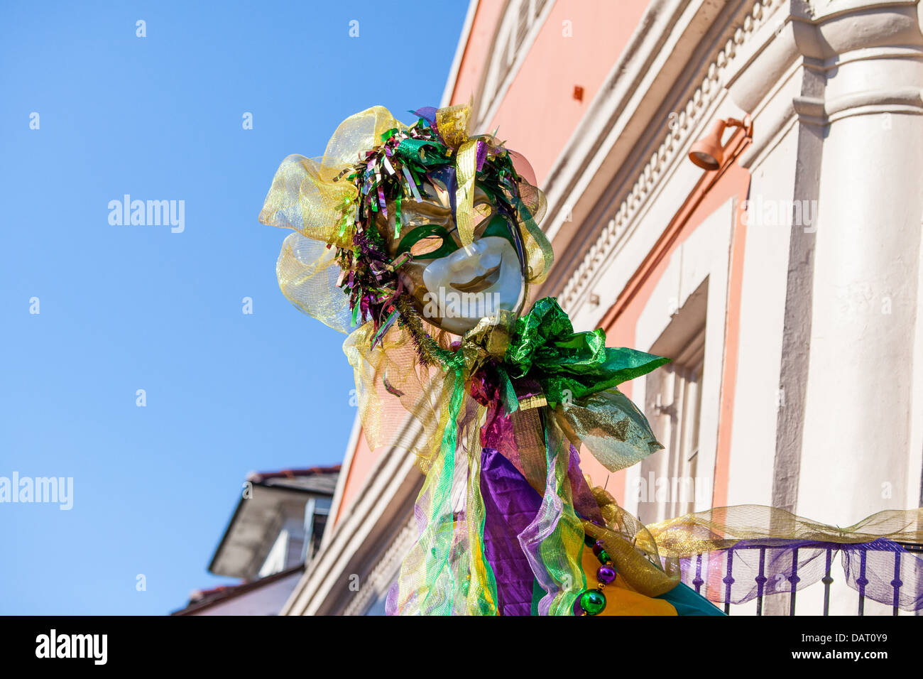 Un résident du quartier français de la Nouvelle Orléans décore sa maison avec des couleurs Mardi Grad Banque D'Images