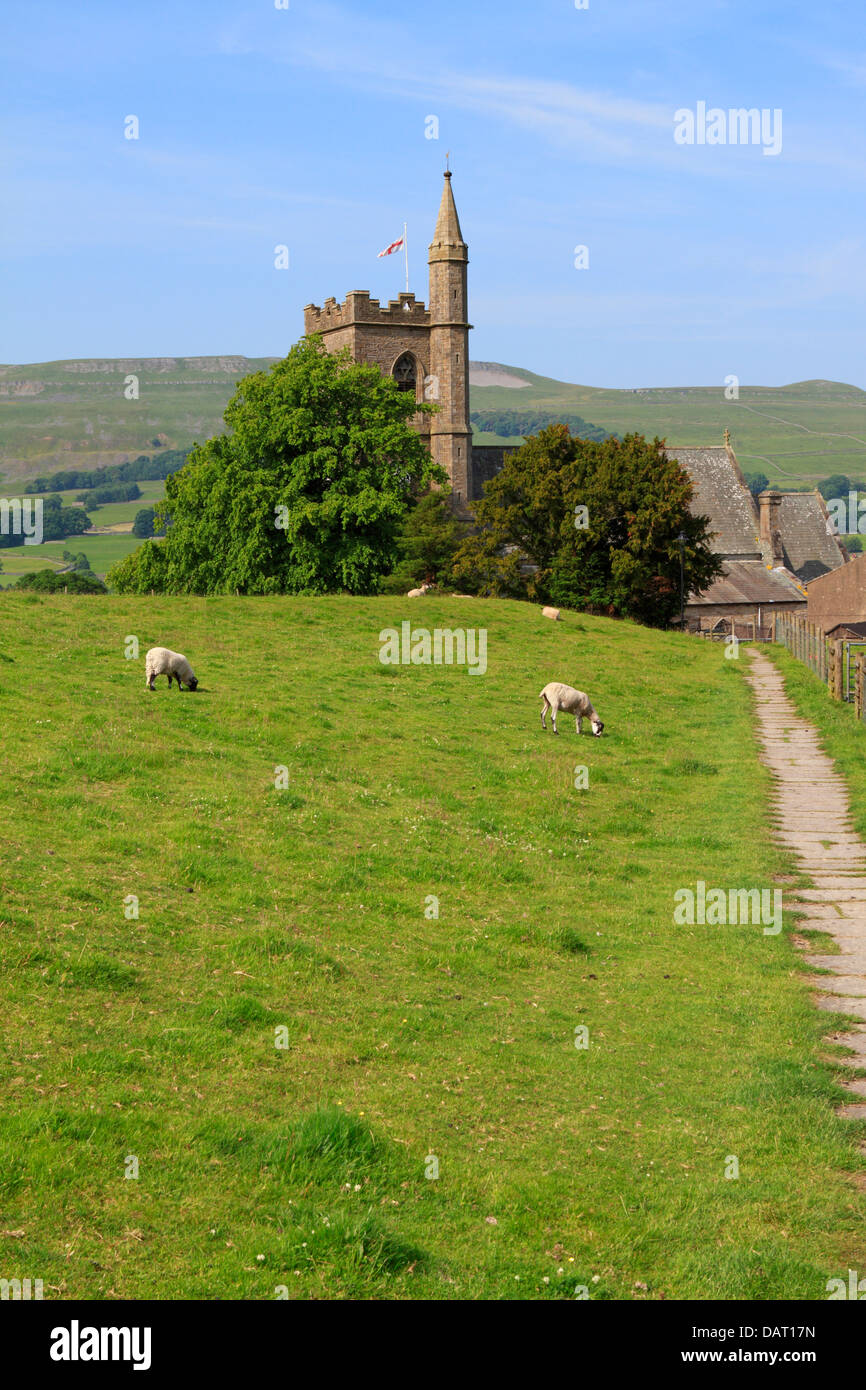 Pennine Way vers St Margaret's Church in Hawes, Wensleydale, Yorkshire du Nord, Yorkshire Dales National Park, England, UK. Banque D'Images