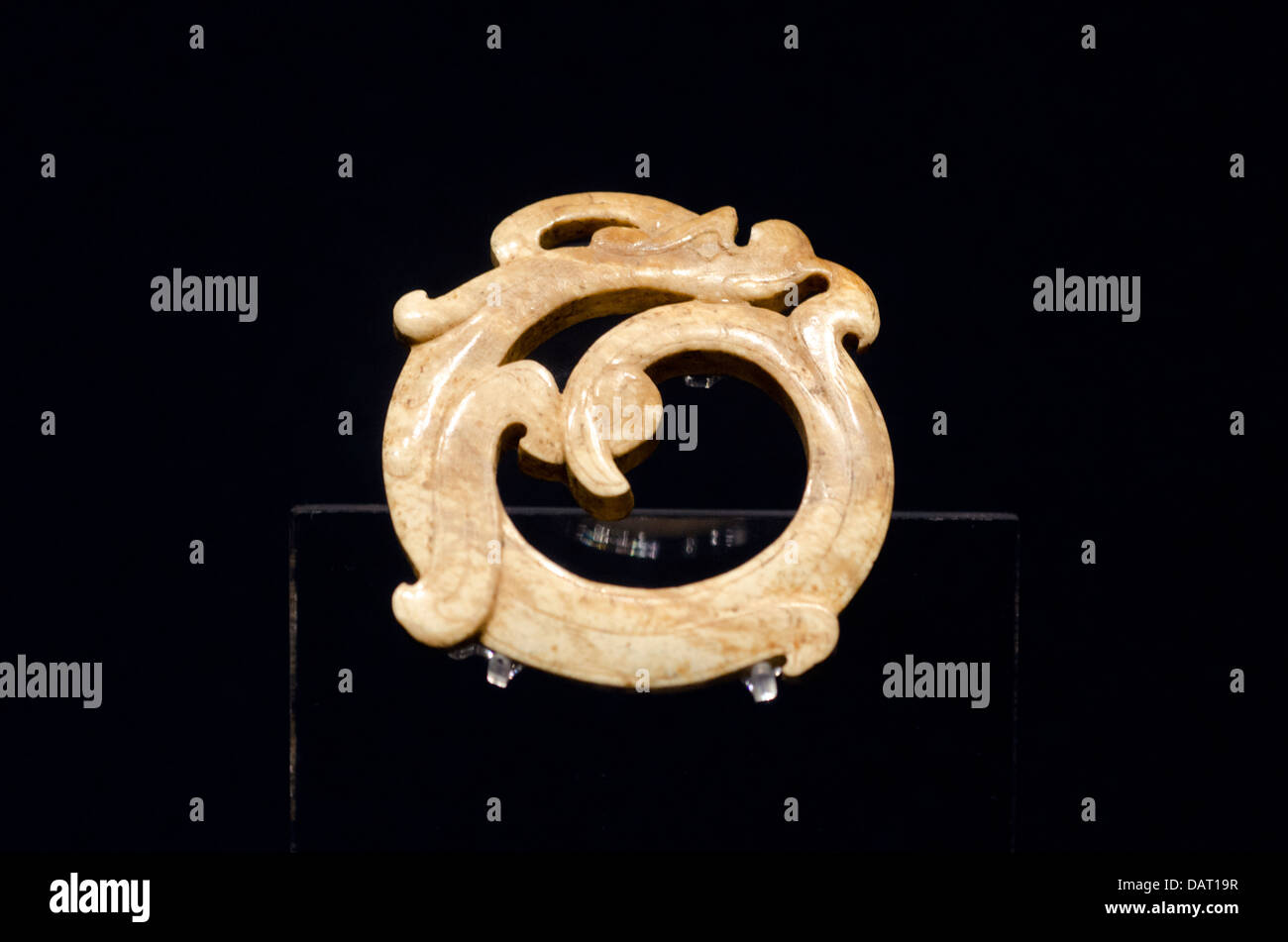 La Chine, Shanghai, Musée de Shanghai. Jade huan (anneau) dans la forme d'un dragon de l'ouest de Jin, ch. (265-316 AD). Banque D'Images