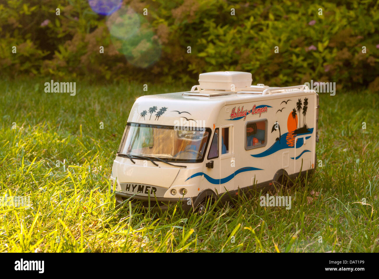 Hymer camping-jouet dans l'herbe Photo Stock - Alamy