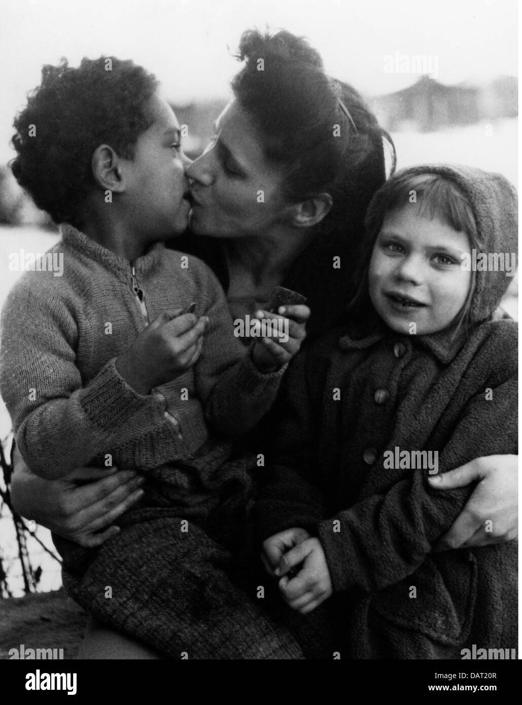 Période d'après-guerre, gens, Allemagne, enfants de guerre, mère avec deux enfants, vers 1950, droits additionnels-Clearences-non disponible Banque D'Images