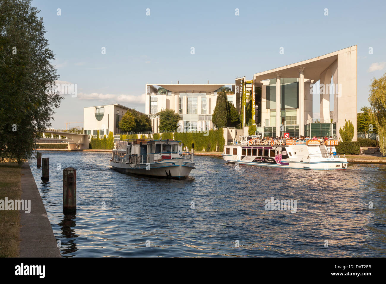 Bundeskanzleramt et Spree avec bateaux de touristes, Berlin, Allemagne Banque D'Images