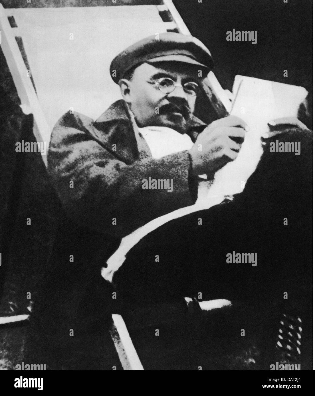 Lénine (Vladimir Ilyich Ulyanov), 22.4.1870 - 21.1.1924, politicien russe, demi-longueur, en lecture sur chaise longue, années 1920, Banque D'Images