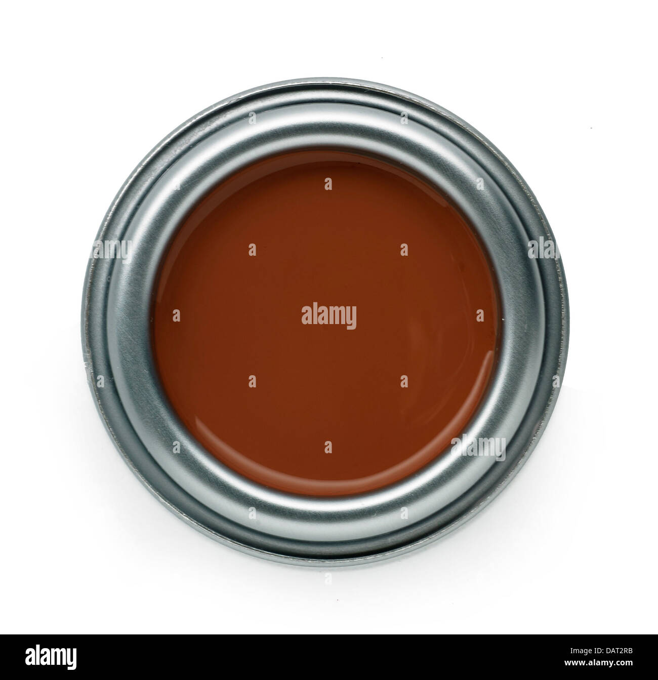 Pot de peinture marron couper sur un fond blanc Banque D'Images