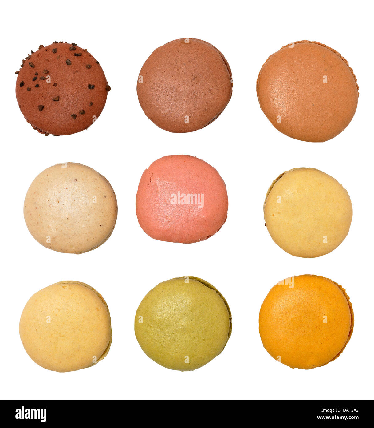 Des macarons de couper sur un fond blanc Banque D'Images