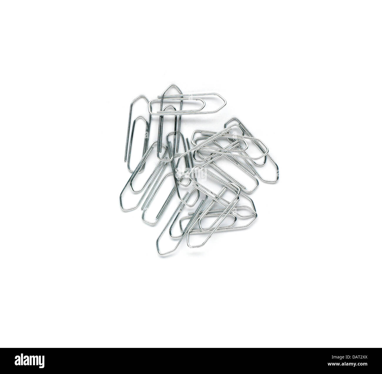 Petit tas de trombones, découper sur fond blanc Banque D'Images