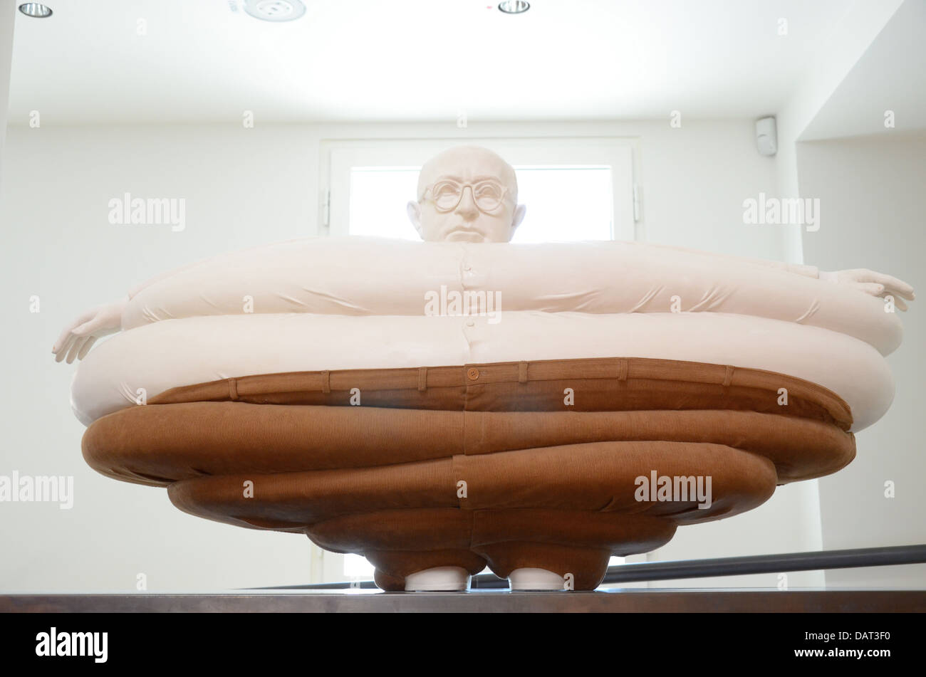 Lenbachhaus Munich Erwin Wurm sculpture Adorno que Oliver Hardy l'art contemporain Banque D'Images