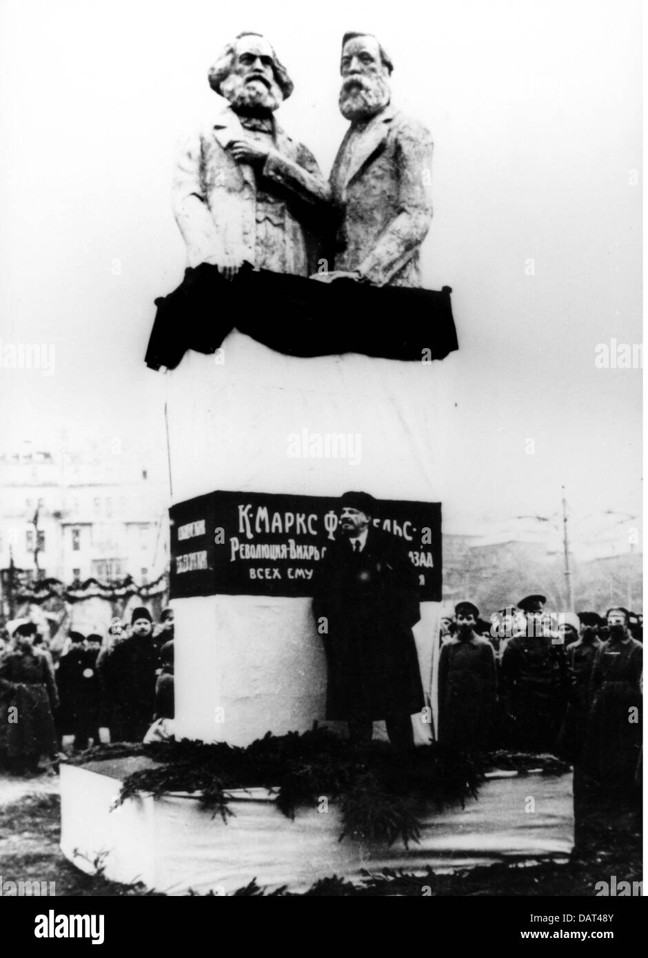 Lénine (Vladimir Ilyich Ulyanov), 22.4.1870 - 21.1.1924, politicien russe, demi-longueur, discours à la découverte du monument provisoire de Karl Marx et Friedrich Engels, Moscou, 1918, Banque D'Images