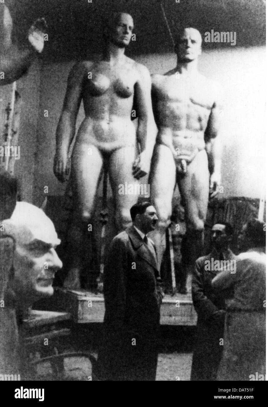 Hitler, Adolf, 20.4.1889 - 30.4.1945, politicien allemand (NSDAP), chancelier du Reich 30.1.1933 - 30.4.1945, avec Joseph Goebbels dans le studio du sculpteur Arno Breker, fin des années 1930, Banque D'Images