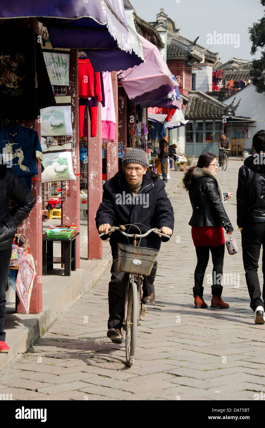 La Chine, périphérie de Shanghai. Ancien village de Zhujiajiao. L'homme Local à vélo. Banque D'Images