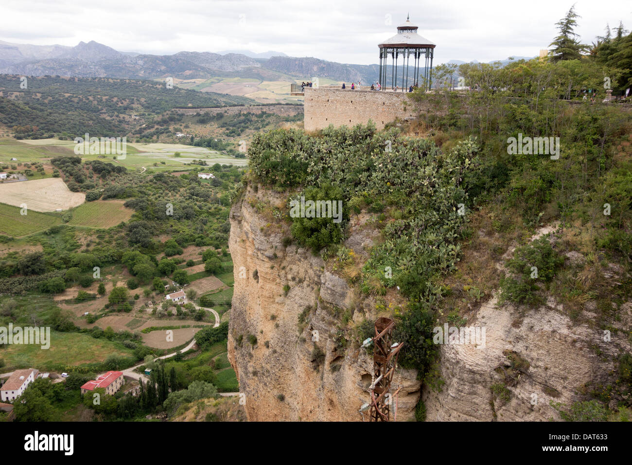 Gazebo sur haut de El Tajo de Ronda, Espagne canyon, Europe Banque D'Images