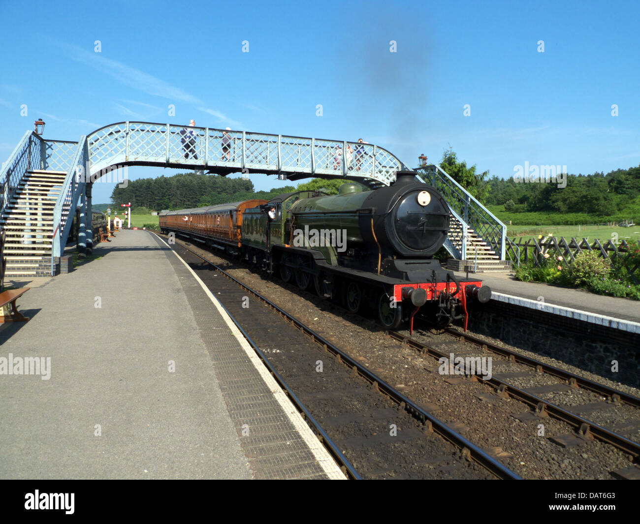 Le transport du moteur B12 Quad-Articulated Ensemble de 4 entraîneurs en tirant à Weybourne gare en route pour Holt de Sheringham, Norfolk. Banque D'Images Le transport du moteur B12 Quad-Articulated Ensemble de 4 entraîneurs en tirant à Weybourne gare en route pour Holt de Sheringham, Norfolk. Banque D'Images