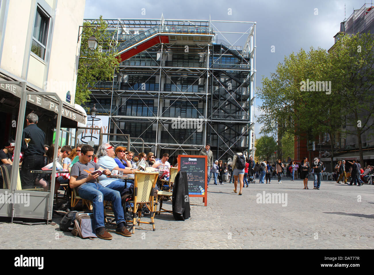 Les touristes assis dans le café en face du célèbre musée Georges Pompidou dans le centre de Paris Banque D'Images
