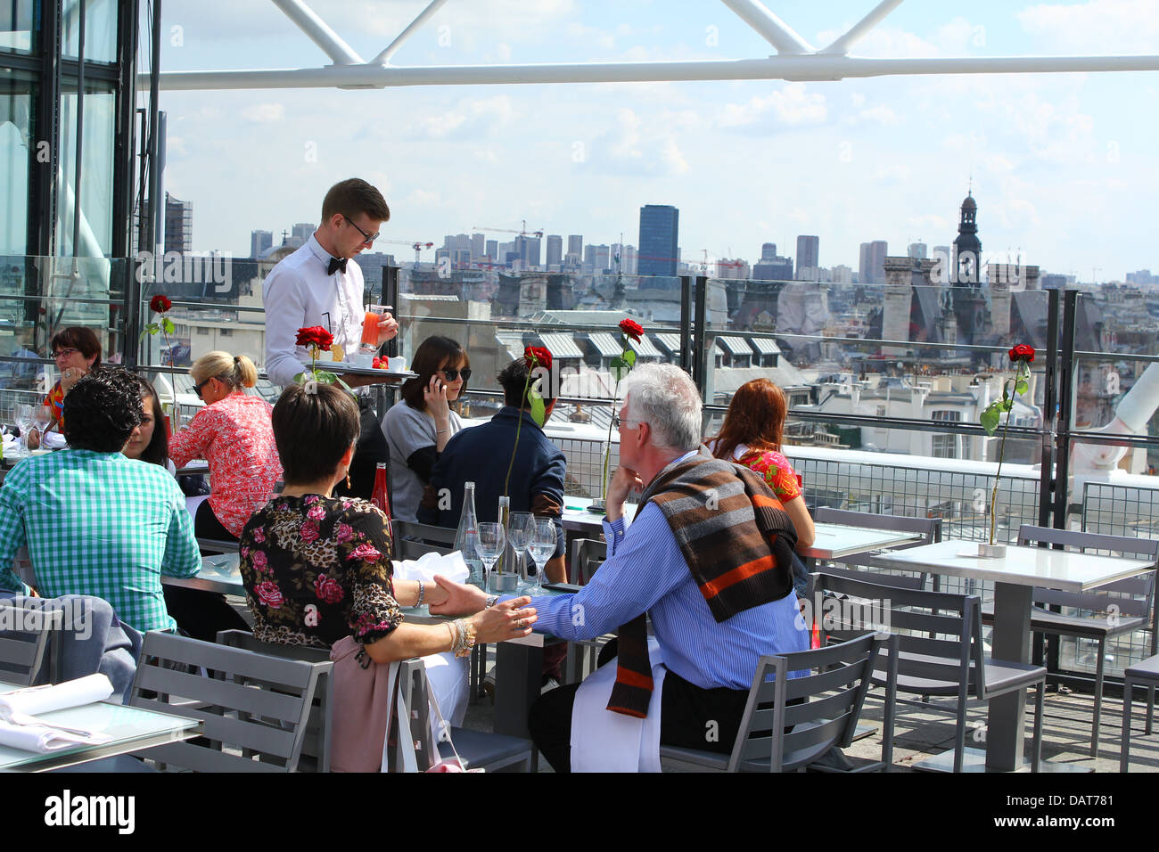 Les clients assis à la fantaisie d'un restaurant sur le toit au 6ème étage du Centre Georges Pompidou (musée d'art moderne), Paris Banque D'Images