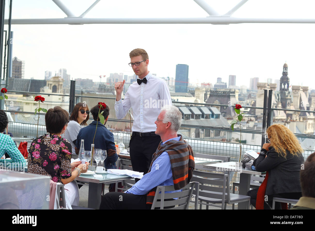 Parler aux clients serveur dans la fantaisie d'un restaurant sur le toit au 6e étage du centre George Pompidou (musée d'art moderne), Paris Banque D'Images