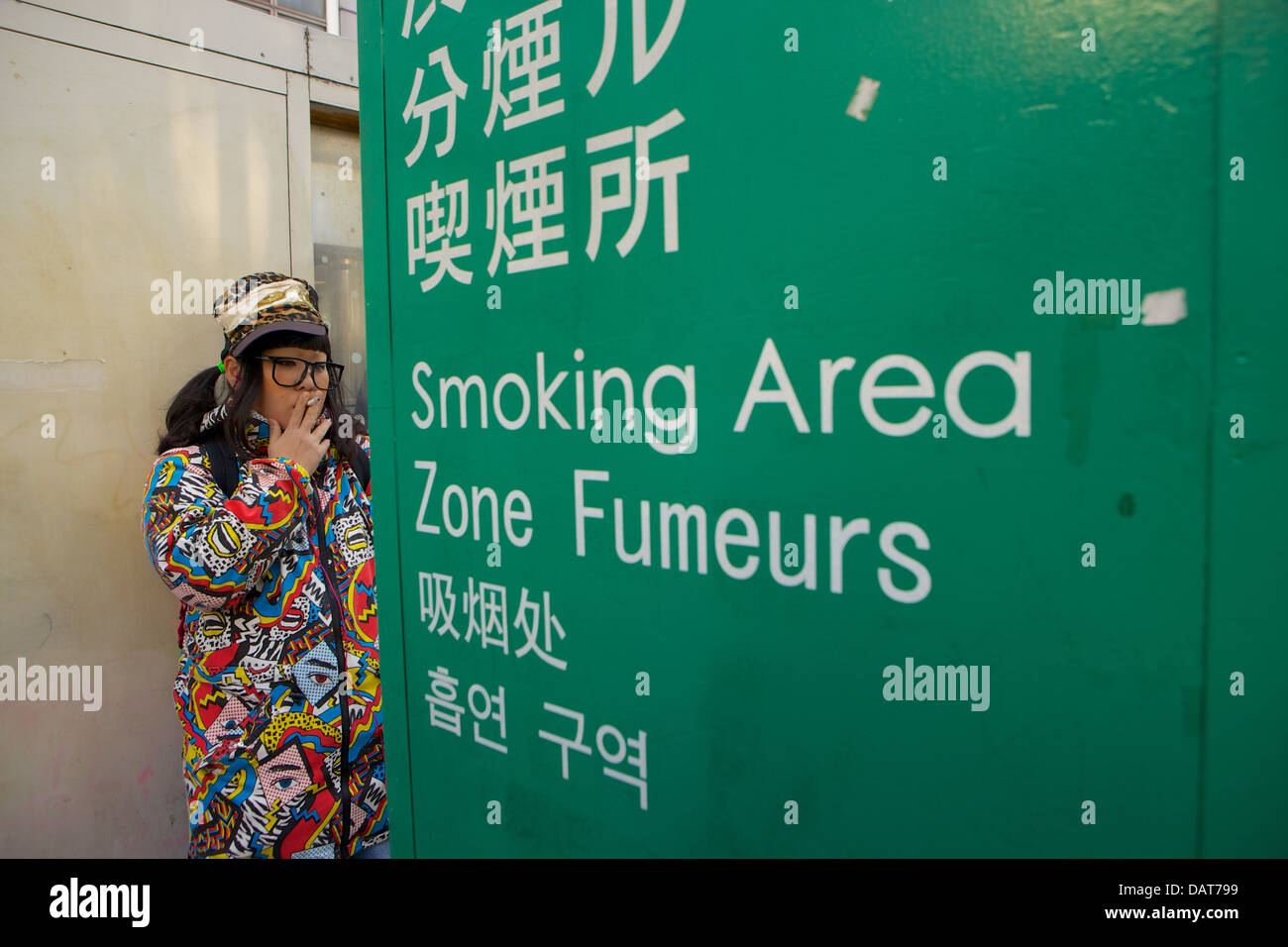 Jeune femme de fumeurs à l'extérieur de la station Shibuya, Tokyo, Japon Banque D'Images