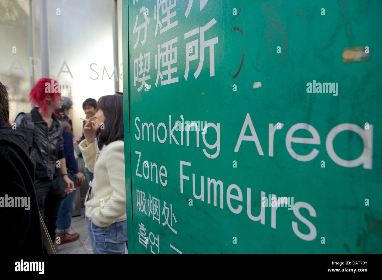 Les jeunes fumeurs à l'extérieur de la station Shibuya, Tokyo, Japon Banque D'Images