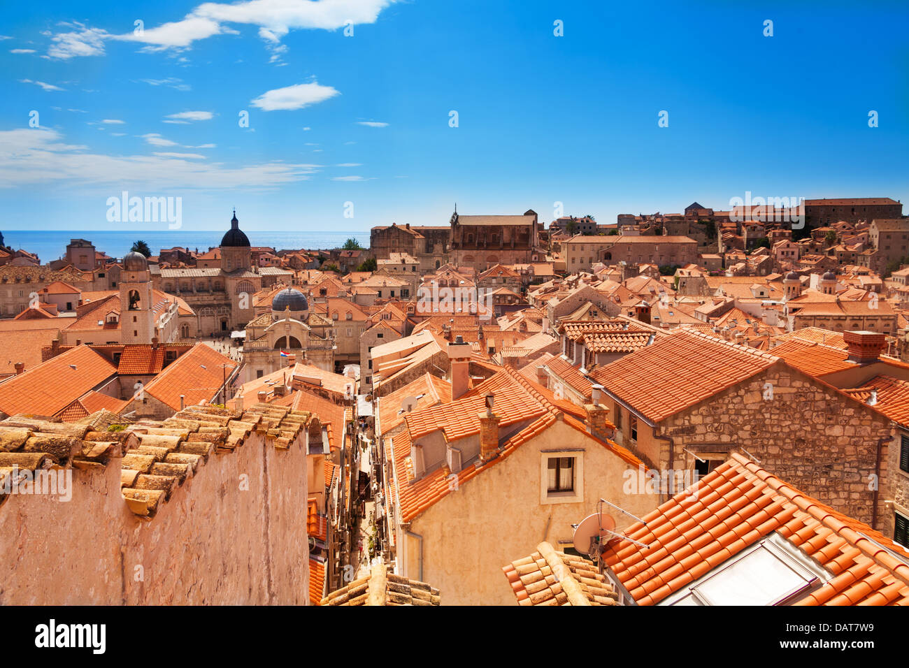Toits de tuiles rouges de la vieille ville de Dubrovnik sur journée ensoleillée avec ciel bleu Banque D'Images