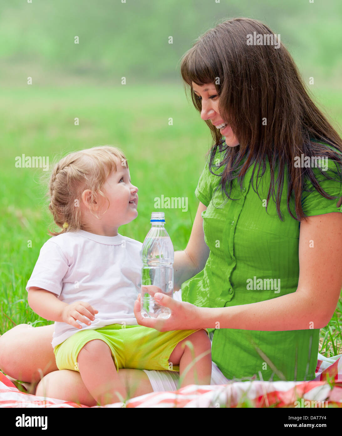Mère et fille ont de la bouteille d'eau potable de pique-nique Banque D'Images