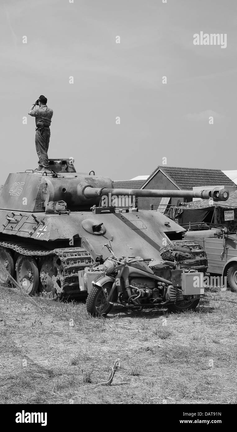 Soldat allemand de la reconstitution médiévale à bord d'un char allemand Panther restauré à un énoncé des travaux militaires, UK Banque D'Images