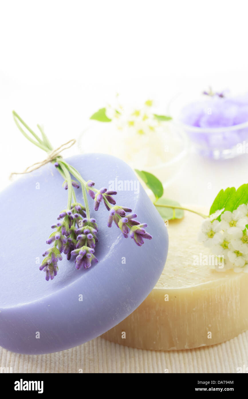 Savon artisanal avec des lavandes, de fleurs blanches et de sels de bain Banque D'Images