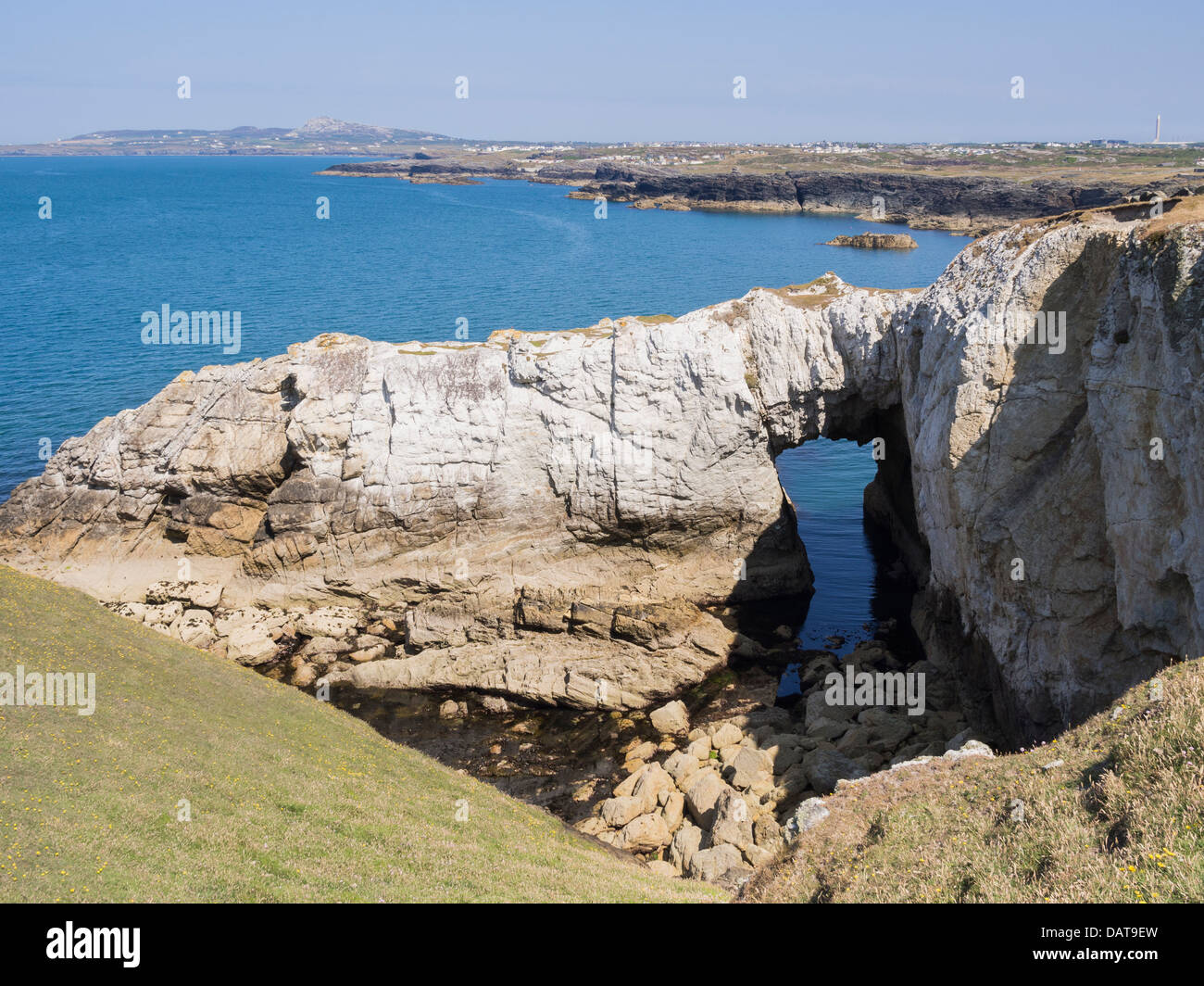 Bwa Gwyn arche blanche quartzite naturel rock formation sur l'île d'Anglesey Sentier Littoral sur seacliffs Rhoscolyn Île Sainte Anglesey Pays de Galles UK Banque D'Images