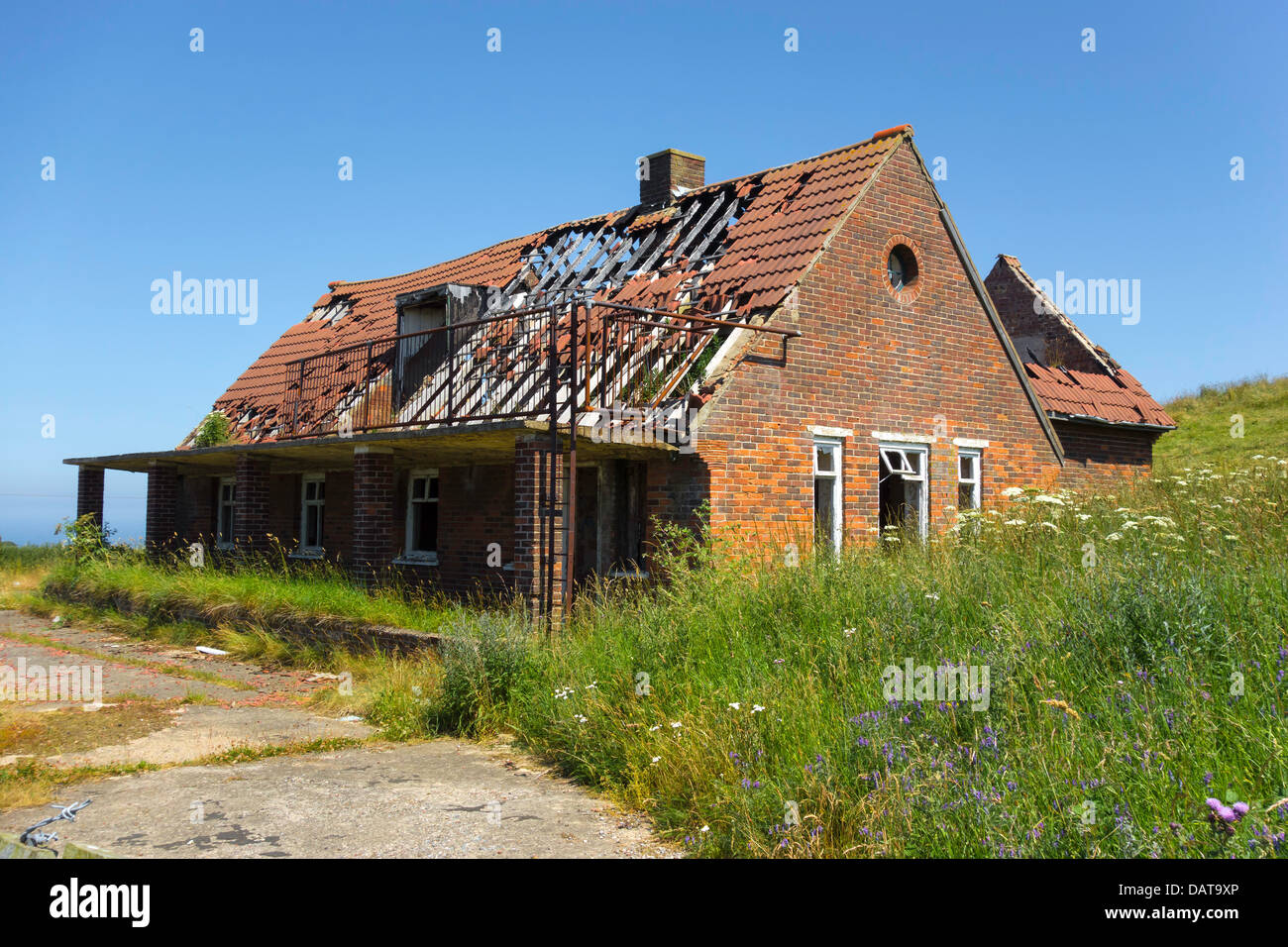 L'abandon d'un bâtiment militaire construit à comme un bungalow mais en fait d'être une station radar et de masquer l'entrée d'un bunker Banque D'Images