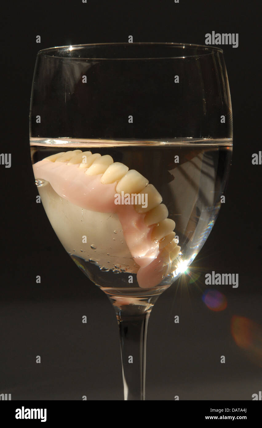 Grand-père pan. Dentier dans un verre Photo Stock - Alamy