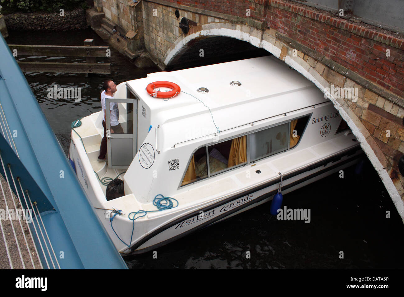 Plaisir bateau naviguant sur le pont passerelle et faible sur la rivière Bure à Wroxham, Norfolk Banque D'Images