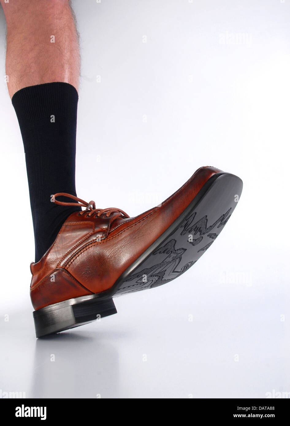 Homme jambe poilue avec chaussette noir et marron chaussure Photo Stock -  Alamy